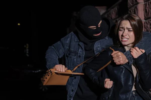 Mujer Peleando Con Ladrón Mientras Trata Robar Bolso Aire Libre — Foto de Stock