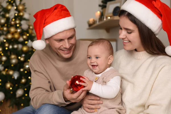 Pareja Feliz Con Lindo Bebé Habitación Decorada Para Navidad —  Fotos de Stock