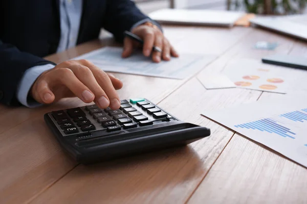 Податковий Бухгалтер Калькулятором Працює Столом Офісі Крупним Планом — стокове фото