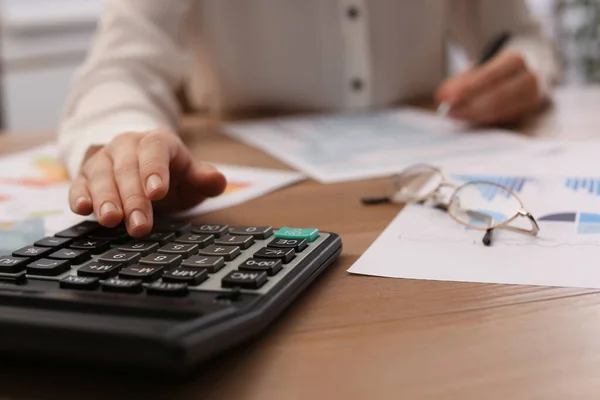 Belasting Accountant Met Rekenmachine Werken Aan Houten Tafel Close — Stockfoto