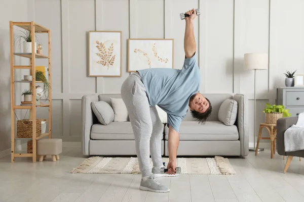 Homme Surpoids Faisant Exercice Avec Des Haltères Maison — Photo