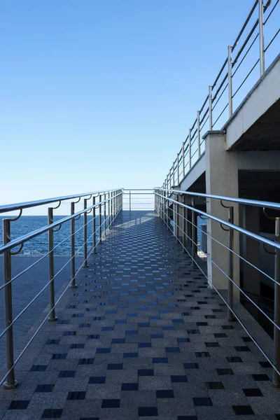 Modern Terasz Fém Korlátok Lépcsők Közelében Tenger — Stock Fotó