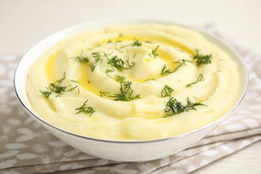 Taze pişmiş ev yapımı patates püresi beyaz masada, yakın plan.