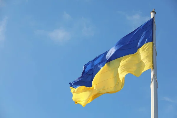 Die Flagge Der Ukraine Weht Auf Einem Pfahl Unter Blauem — Stockfoto