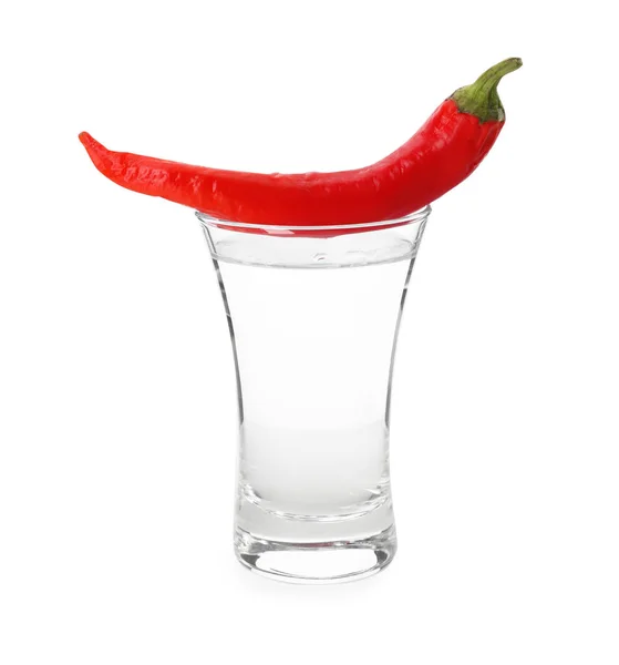 Röd Varm Chili Peppar Och Vodka Shot Glas Vit Bakgrund — Stockfoto