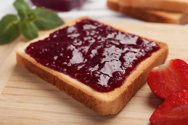 Torrada Com Geléia Saborosa Morango Cortado Tábua Madeira Close — Fotografia de Stock