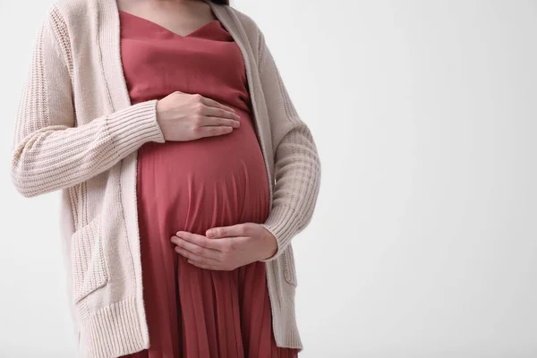 Junge Schwangere Frau Auf Hellem Hintergrund Nahaufnahme Raum Für Text — Stockfoto