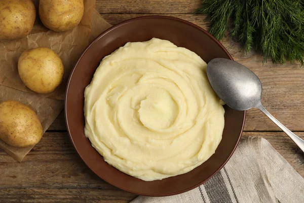 Frisch Gekochte Hausgemachte Kartoffelpüree Und Rohes Gemüse Auf Holztisch Flach — Stockfoto