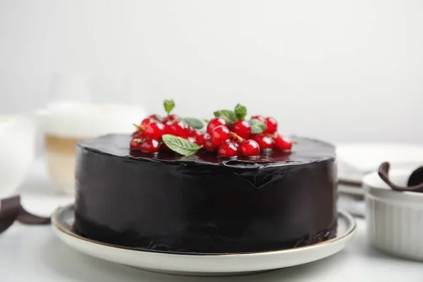 Ízletes Házi Csokoládé Torta Bogyókkal Mentával Fehér Asztalon — Stock Fotó