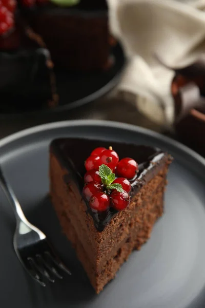 박하가 집에서 맛있는 초콜릿 케이크 클로즈업 — 스톡 사진
