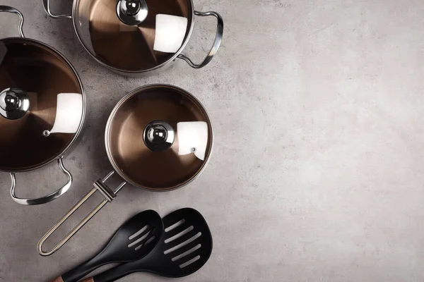 Новий Набір Посуду Кухонне Начиння Світло Сірому Столі Плоский Посуд — стокове фото