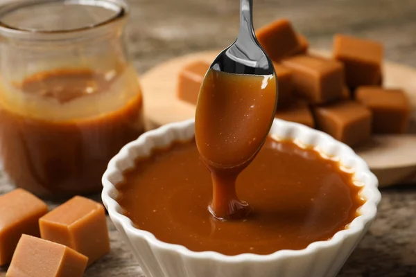 Taking Tasty Salted Caramel Spoon Bowl Table Closeup — Stockfoto