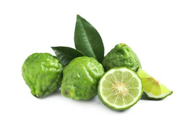 Taze olgun bergamot meyveleri ve beyaz arka planda yapraklar