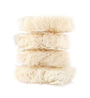 Beyaz üzerine izole edilmiş kurutulmuş pirinç eriştesi. Doğu Asya mutfağı