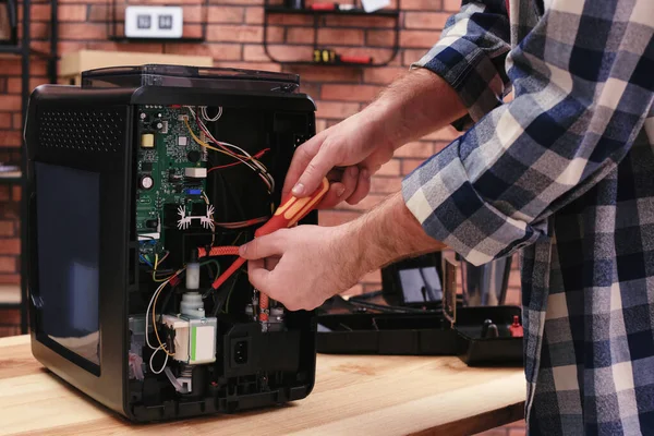 Hombre Con Destornillador Fijación Máquina Café Mesa Interior Primer Plano —  Fotos de Stock