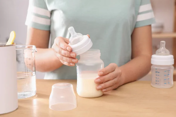 Kobieta Przygotowuje Formułę Dla Niemowląt Przy Stole Zbliżenie Mleko Dla — Zdjęcie stockowe