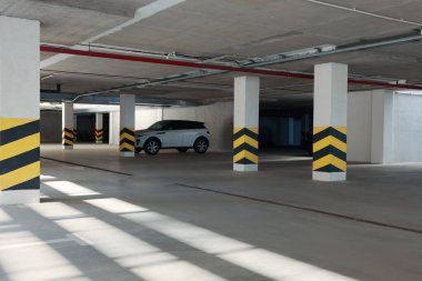 Güneşli bir günde arabalı açık otopark