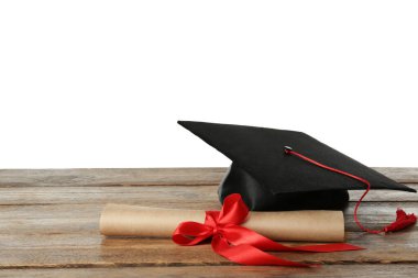 Mezuniyet şapkası ve diploması ahşap masa üzerinde beyaz arka plan, metin için boşluk
