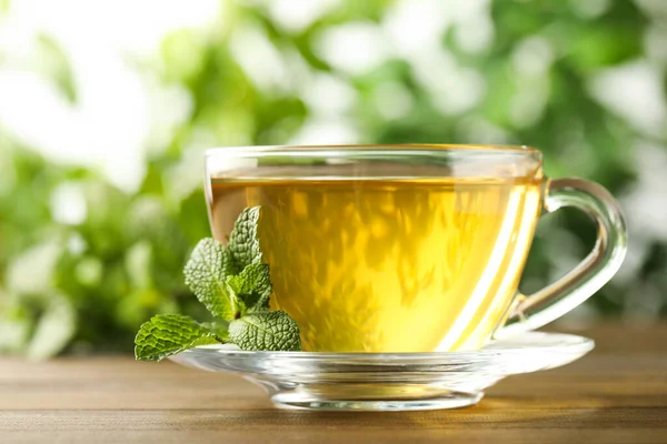 Glasschale Mit Aromatischem Grünem Tee Mit Frischer Minze Auf Holztisch — Stockfoto
