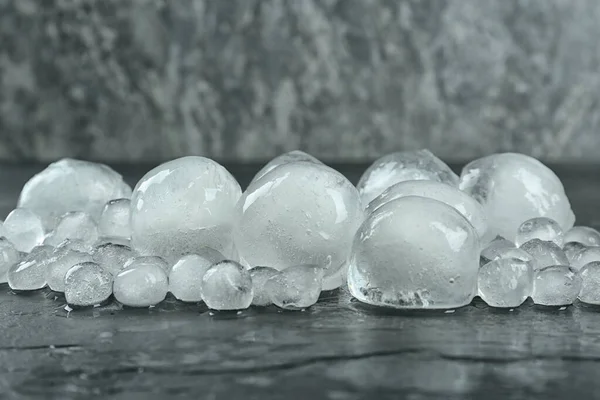 Багато Талих Льодових Кульок Темному Столі — стокове фото