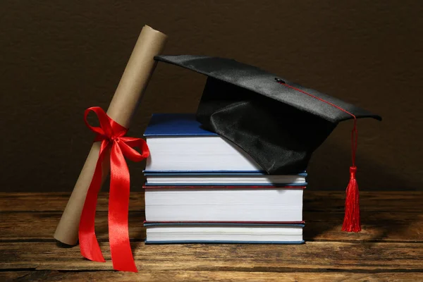 Sombrero Graduación Libros Diploma Sobre Mesa Madera Sobre Fondo Marrón —  Fotos de Stock