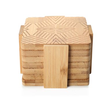 Süslü ahşap bardak altlıkları ve beyaz arka planda tutucu