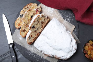 Geleneksel Noel Stollen, siyah masada şekerli, düz yatıyordu.