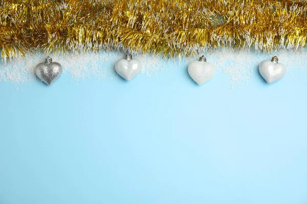 Λαμπερό Χρυσαφί Κοντομάνικο Χριστουγεννιάτικα Στολίδια Και Χιόνι Γαλάζιο Φόντο Επίπεδο — Φωτογραφία Αρχείου