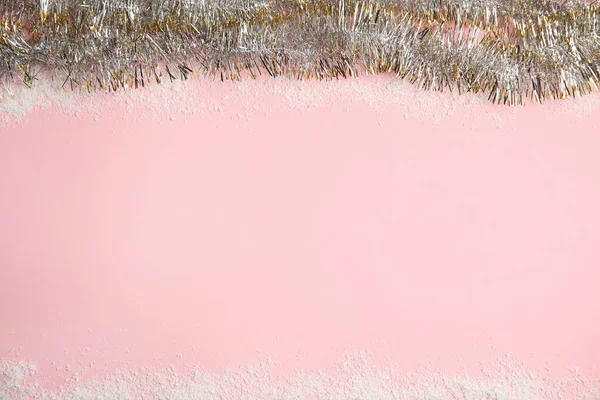 ピンクの背景に光沢のある色合いと雪 トップビュー テキストのスペース — ストック写真