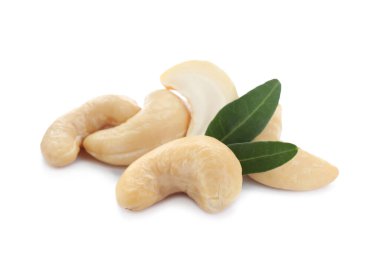 Lezzetli organik fındık ve yeşil yapraklar yığını.