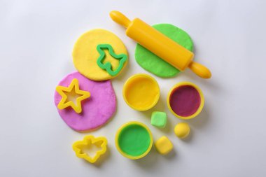 Beyaz arkaplan, üst görünüm üzerinde araç ve renk hamur setleri