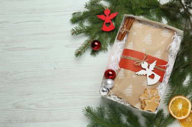 Kutuya sarılı Noel Stollen ve beyaz ahşap masa üzerine dekorasyon, düz yatış. Metin için boşluk