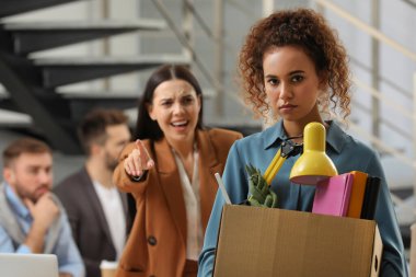 Patron, genç bayanı görevinden azlediyor.