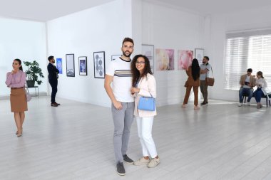 Sanat galerisindeki sergide mutlu çift