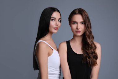 Gri arkaplanda güzel kadınların portresi, metin için boşluk