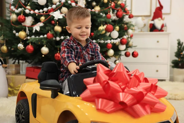 Carino Bambino Guida Auto Giocattolo Camera Decorata Natale — Foto Stock