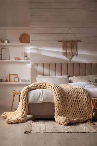 Μαλακή Πλεκτή Κουβέρτα Στο Κρεβάτι Στο Κομψό Εσωτερικό Του Δωματίου — Φωτογραφία Αρχείου
