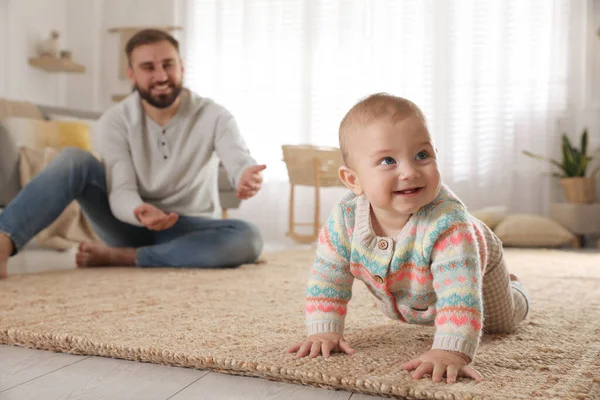 Mutlu Genç Baba Tatlı Bebeğinin Evde Yerde Sürünmesini Izliyor — Stok fotoğraf