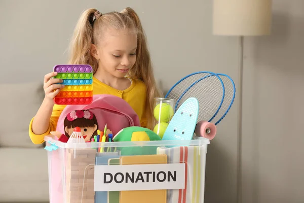 Menina Bonito Colocando Brinquedo Caixa Doação Casa Espaço Para Texto — Fotografia de Stock