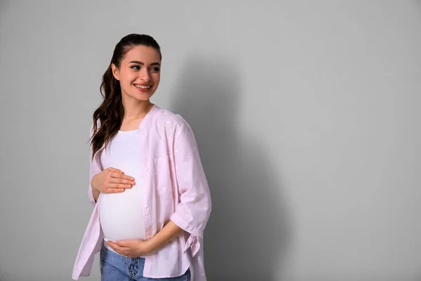 Ung Gravid Kvinna Ljusgrå Bakgrund Plats För Text — Stockfoto