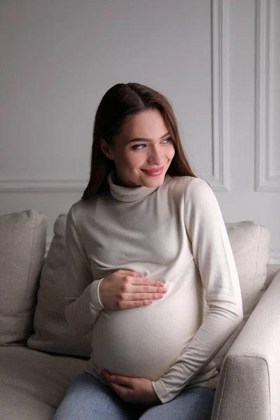 Jonge Zwangere Vrouw Zittend Bank Thuis — Stockfoto