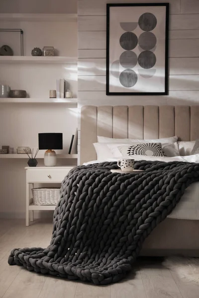 Soft Chunky Knit Blanket Bed Stylish Room Interior — Stock Photo, Image