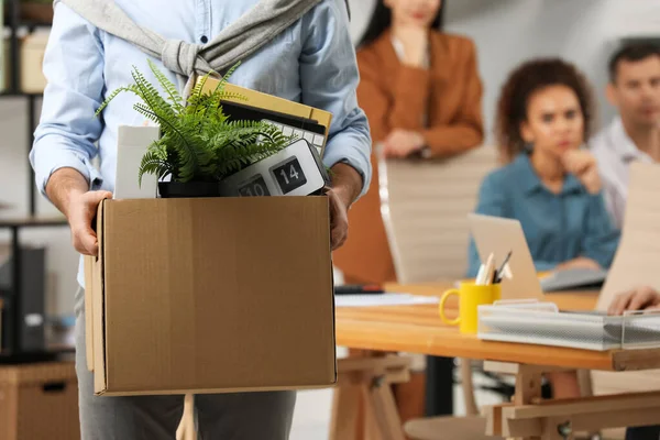 Bouleversé Congédié Homme Portant Boîte Avec Des Choses Dans Bureau — Photo