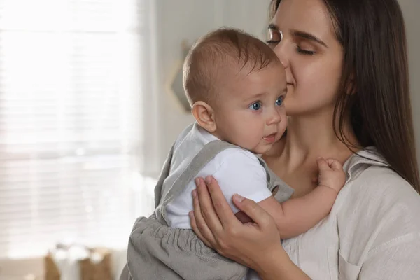 Šťastná Mladá Matka Svým Dítětem Doma Mezera Pro Text — Stock fotografie