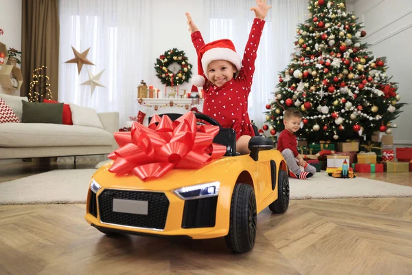 Schattig Klein Meisje Rijden Speelgoed Auto Kamer Ingericht Voor Kerstmis — Stockfoto