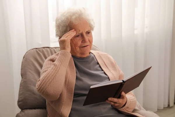 Starsza Kobieta Notatnikiem Domu Zaburzenia Pamięci Związane Wiekiem — Zdjęcie stockowe