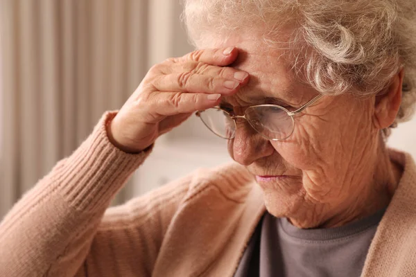 Senior Woman Headache Home Closeup Symptom Age Related Memory Impairment — Stockfoto