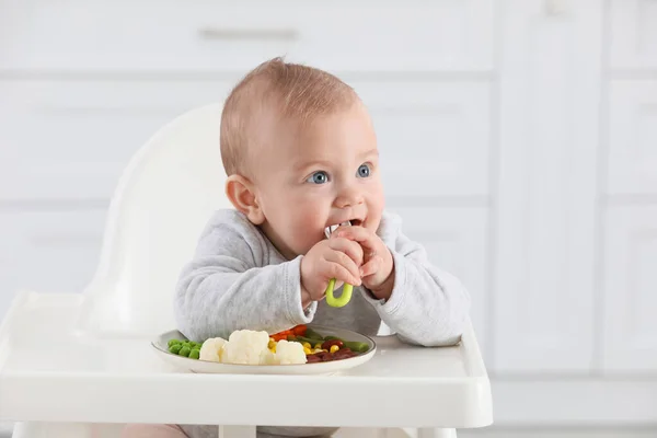 かわいい赤ちゃんは家で健康的な食べ物を食べる — ストック写真