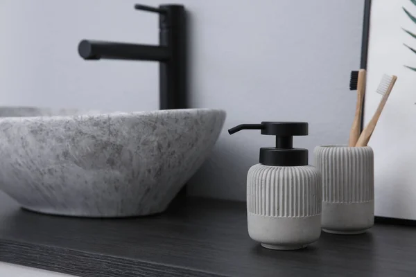 Banyoda Lavabonun Yanında Sıvı Sabun Diş Fırçası Dağıtıcısı Metin Için — Stok fotoğraf