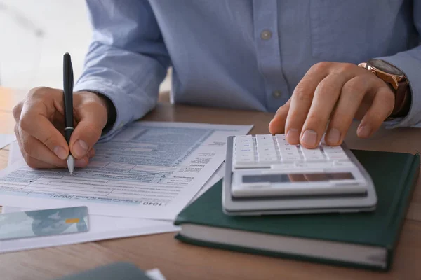 Податковий Бухгалтер Калькулятором Працює Столом Офісі Крупним Планом — стокове фото